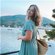 Joven de 17 años recién graduada del instituto francés. Soy de nacionalidad francesa pero he vivido toda mi vida en España, y así, no tengo ningún problema en hablar Francés, Español, Catalán o Inglés. 
Me gustaría dar clases particulares en Cadaqués